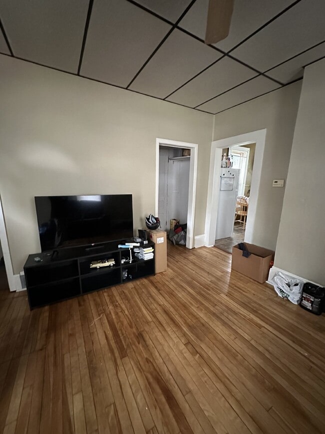 Photo - Awesome 3 bedroom 1 bath - available for J...