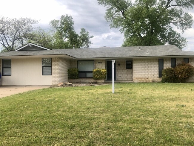 Building Photo - 2209 Iowa St