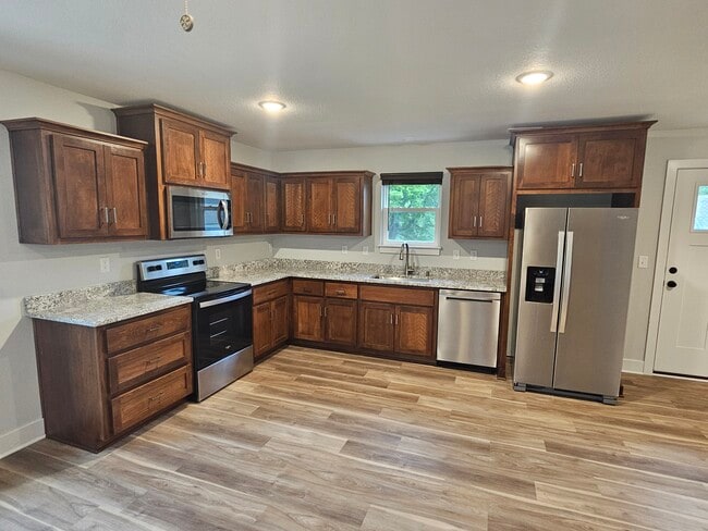 Building Photo - Oak Grove Unit B