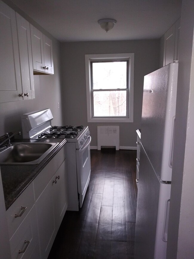 Building Photo - Netherland Gardens Unit 205 W Post Road E1N Rental