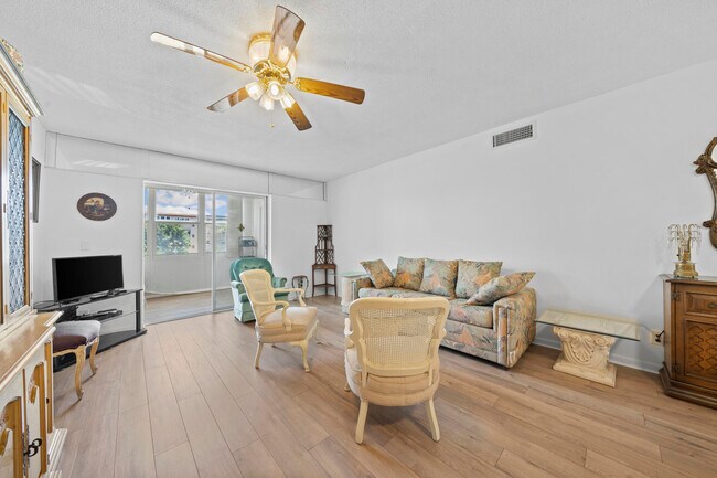Building Photo - 230 NE 26th Ave Unit 2040 Rental