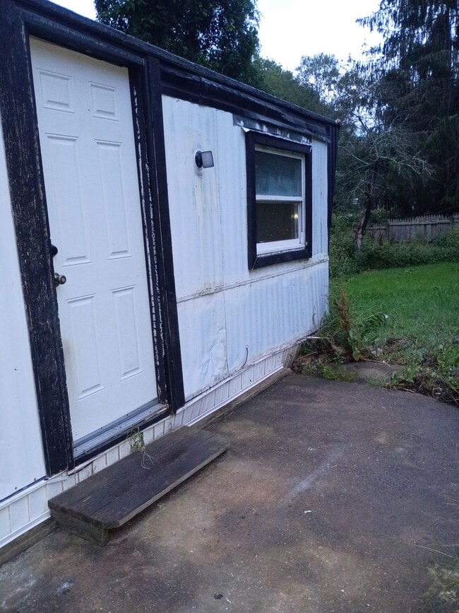 60 Jerome Rd Unit Trailer