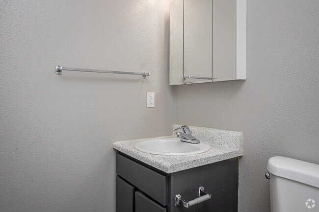 1BR, 1BA - 550SF