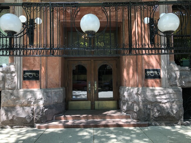 Photo - 2800 N Pine Grove Ave Unit 8g