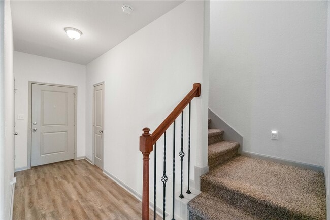 Photo - 2702-2704 Appian Wy