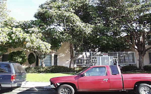 Building Photo - Furnished 2 and 3 Bedroom Apartments Short...