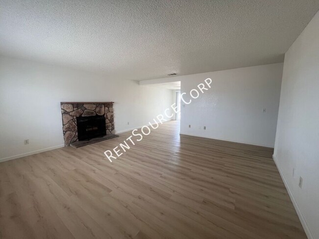 Photo - 841 Chateau Way