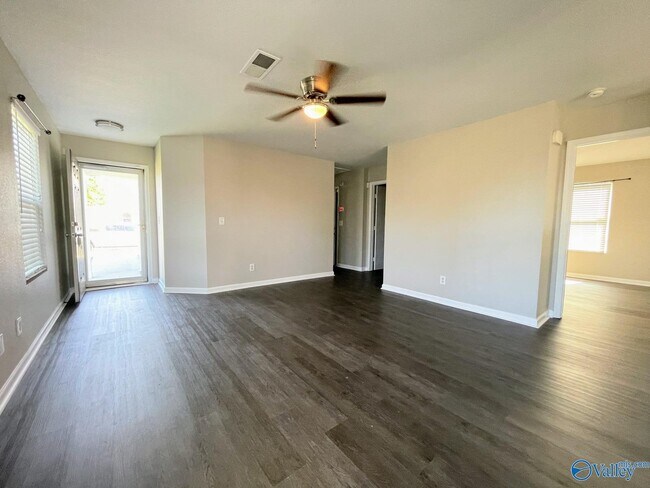 Photo - 200 Whitestone Dr NE