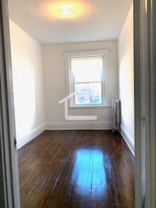 Photo - 5/1 NO FEE! 2BR on a quiet street near Fen...