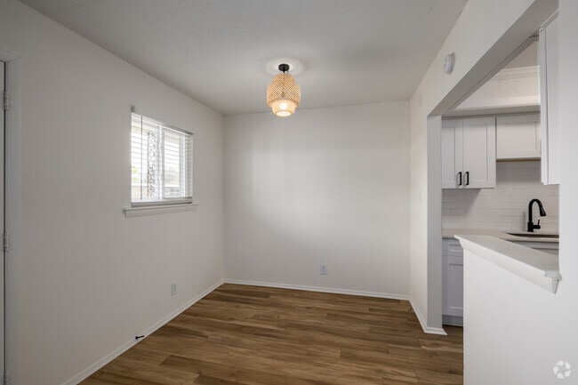 2BR, 1BA: Dining Room - Palmetto Square