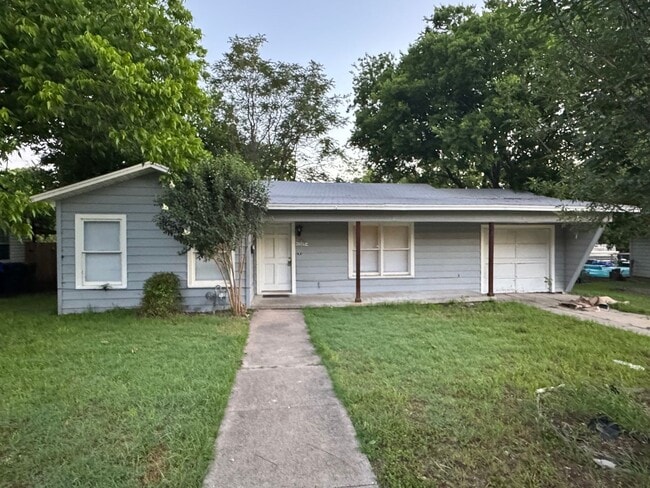 Building Photo - Central Waco Home
