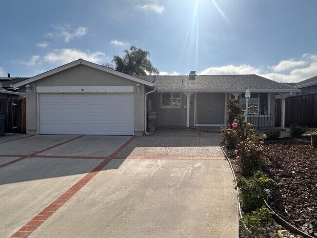 Building Photo - Fresh and Clean 3 Bedroom 2 Bath Home in E...