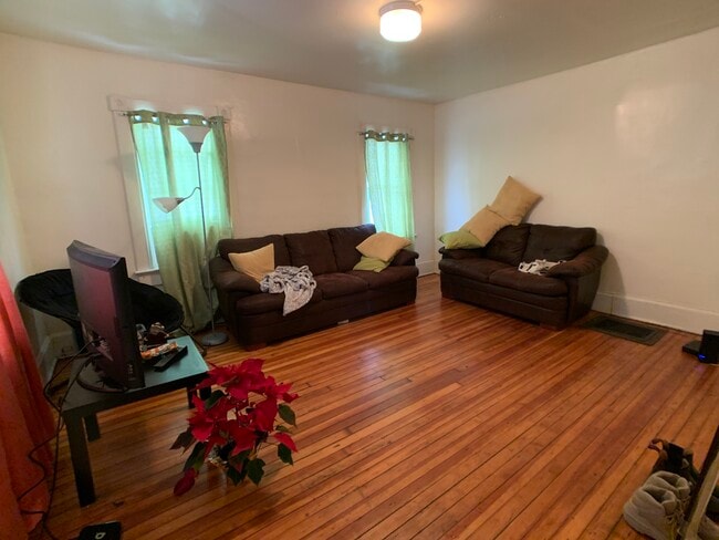 Large living room (1) - 35 S Chestnut St Unit 35A
