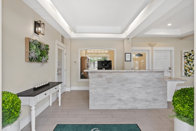 Bienvenido a nuestra acogedora oficina de arrendamiento, donde comienzan la comodidad y el cuidado. - Garden Villa Apartments