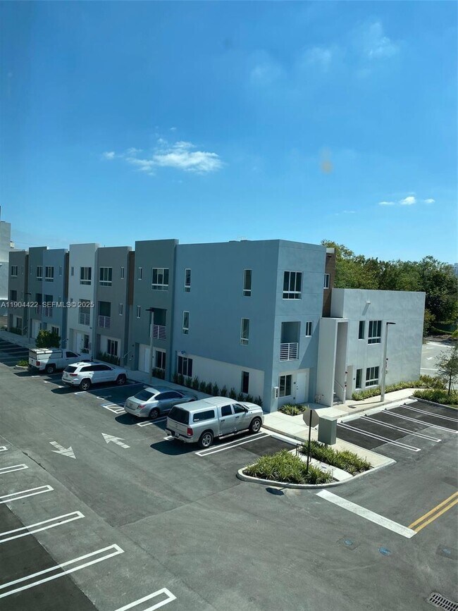 Building Photo - 2561 NE 193rd St Unit 1206