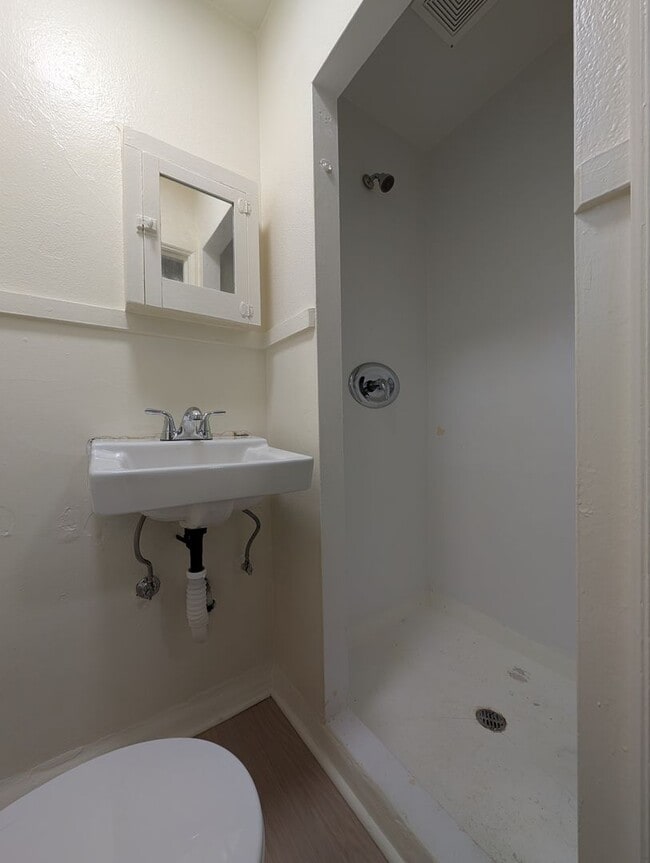 Photo - Nice 1 Bedroom, 1 Bath Apartment With Solid Surface Flooring