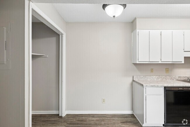 2BR, 1BA - 900SF - Dining Area - The Reserve at 1508