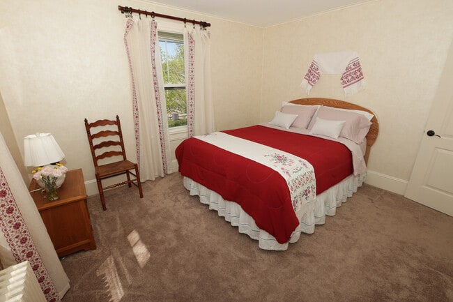 27 Commonwealth Ave Unit Ukrainian Furnished Home