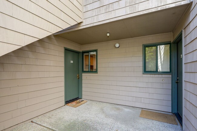 Photo - 1 Bed / 1 Bath condo with parking in beautiful Redwood Shores. YouTube Tour!