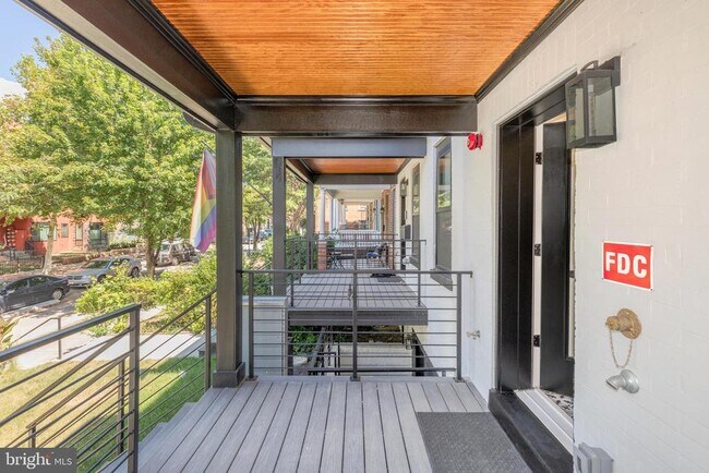 Photo - 722 Kenyon St NW
