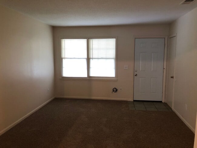 Photo - 468 Bowen Blvd