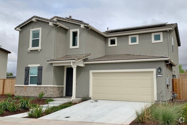 Building Photo - 4 Bedroom Home in Hollister