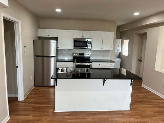 Building Photo - 2627 3rd Ave Unit 3