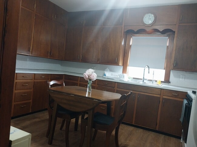 Photo - 305 W Wenberg St