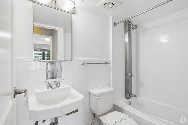 1BR, 1BA - 630SF - Bathroom