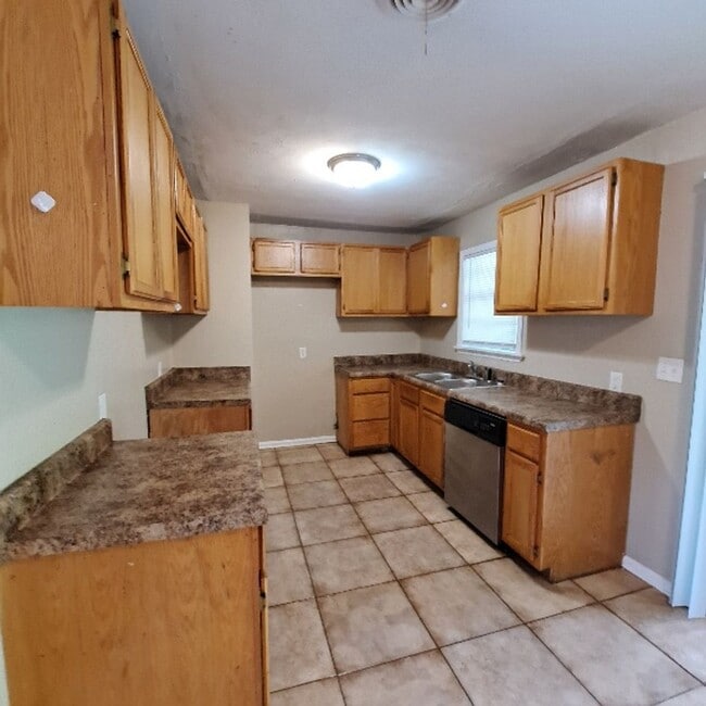 Photo - 5380 Blackwell St