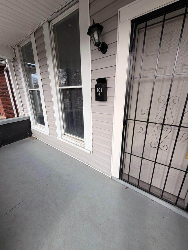 Photo - Beautiful Fully Renovated 2/1 Duplex! Unit 2407 W Jefferson St #1