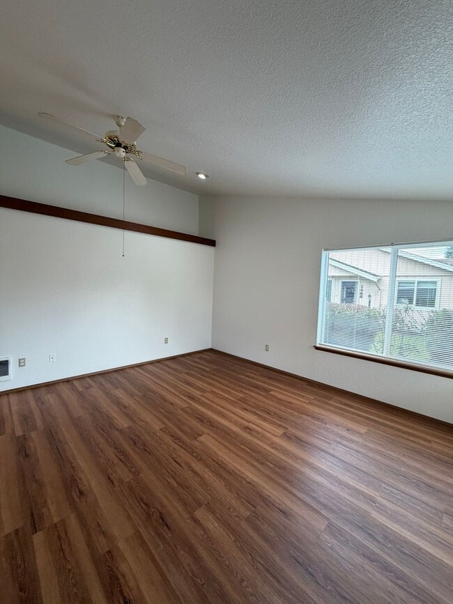 Photo - 1474 Diamond Rd SE