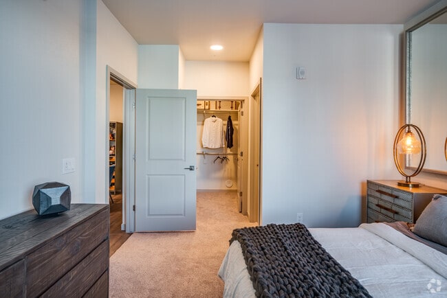 2 BR, 2 BA - 1,048SF