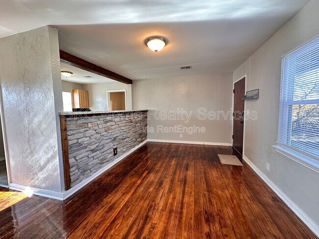 Photo - 312 Bolton Pl