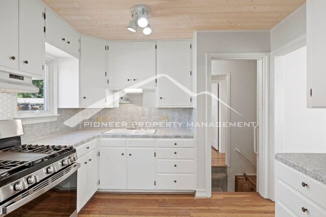 Photo - Charming Bungalow in Patty Jewett Neighborhood! 3bed, 2 bath, Enclosed yard, 1 car garage, carport