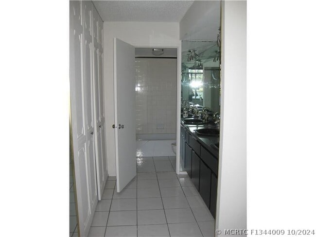 Photo - 3750 Inverrary Dr Unit 1B