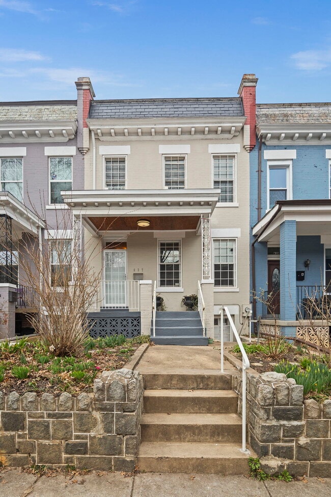 637 Kenyon St NW