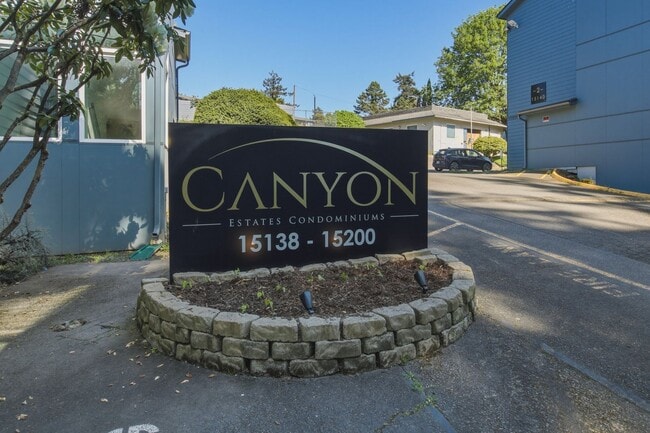 Building Photo - Light & Bright Tukwila Condo