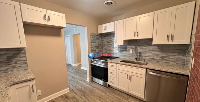Photo - 430 Lindbergh Drive NE
