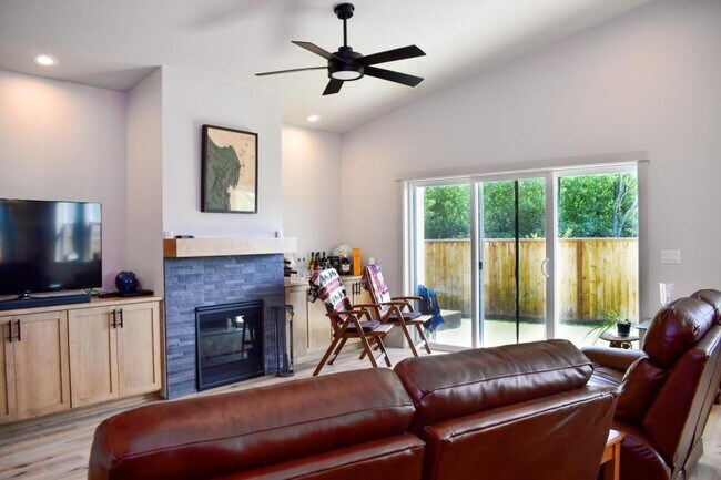 Photo - 214 Oak Crest Way