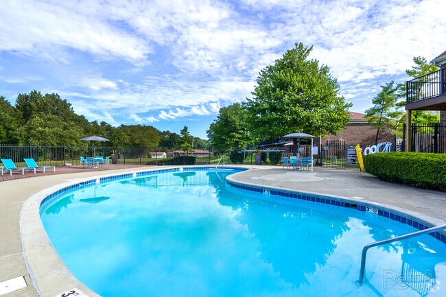 Pool - Meridian Court Rental