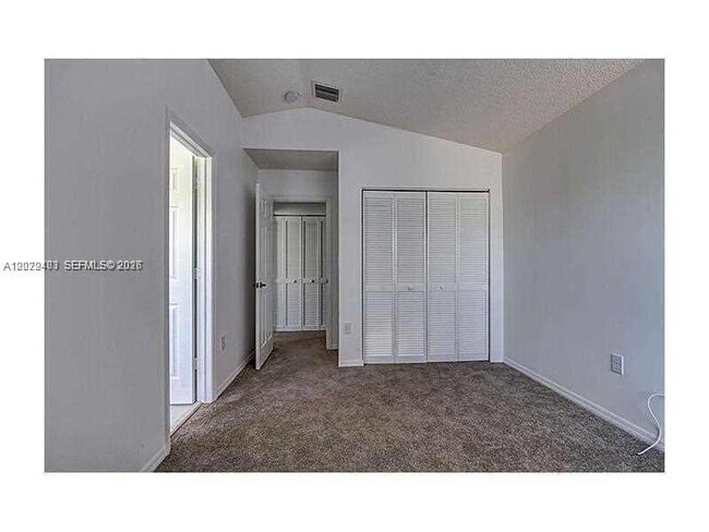 Photo - 960 Corkwood St