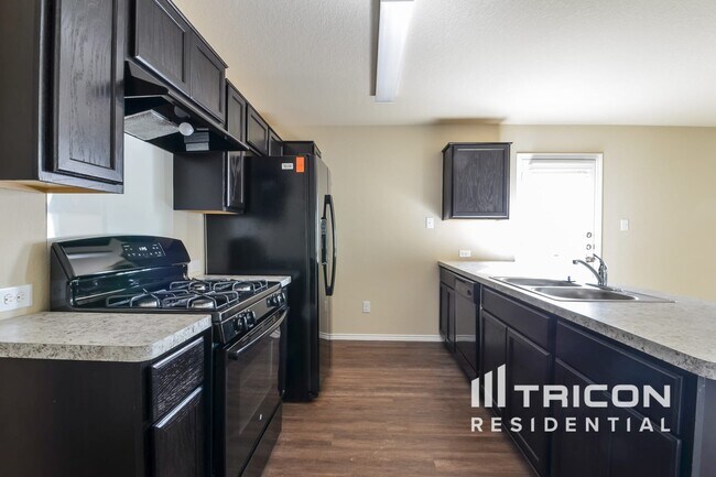 Photo - 9735 Marbach Gdn