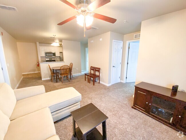 Building Photo - Oxford Terrace II #404 - Walk to UF and So... Unit 404 Rental