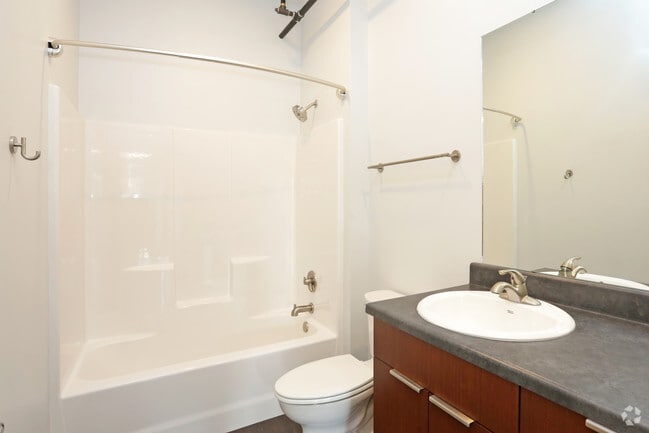 1BR, 1BA - 672 SF - Bathroom