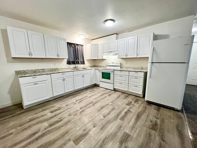 Large kitchen with plenty of cabinet space - 4324 Thompson Ave Apartments Unit 4