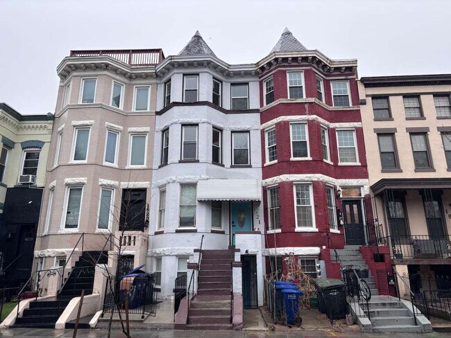 Building Photo - 1621 1st St NW Unit 1