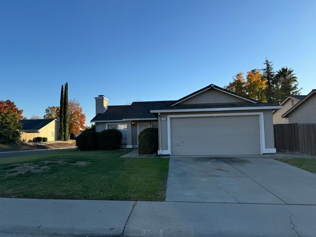 Corner lot with new paint & landscaper - Corner lot with new paint & landscaper House