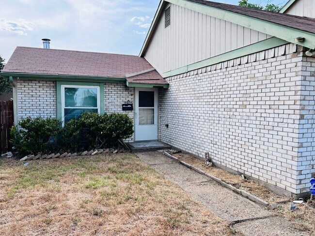 Photo - Charming 2 bedroom 1-bathroom Duplex unit ...