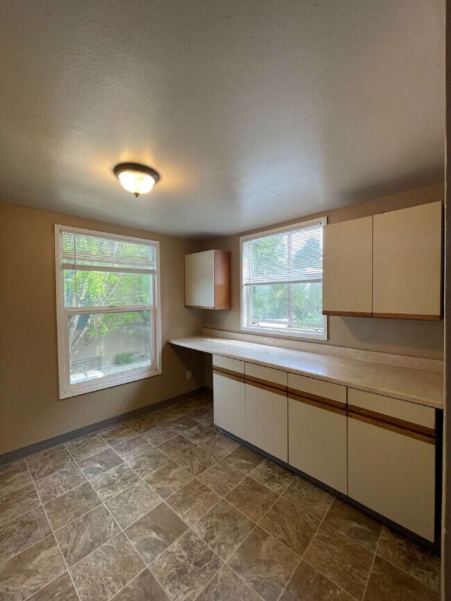Photo - Spacious 3-Bedroom, 1.5-Bathroom Apartment in NW Portland Unidad 3